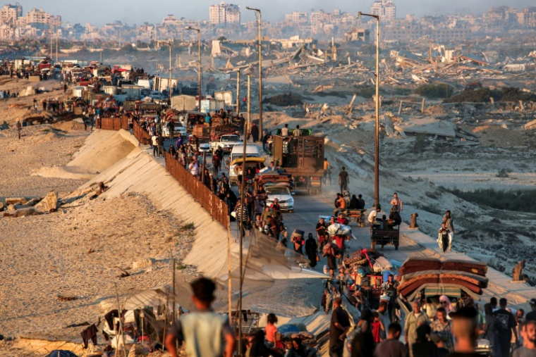 Des déplacés palestiniens évacuent la ville de Gaza vers le sud de la bande de Gaza, à pied ou dans des véhicules, face à l'intensification des attaques israéliennes, le 13 septembre 2025 ( AFP / Eyad BABA )