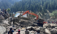 Un engin de chantier déblaient les décombres de boutiques détruites par des crues soudaines à Parun, dans la province du Nouristan, le 21 juillet 2026 en Afghanistan ( AFP / AFP )