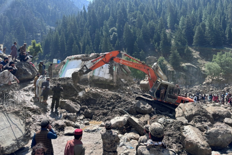 Un engin de chantier déblaient les décombres de boutiques détruites par des crues soudaines à Parun, dans la province du Nouristan, le 21 juillet 2026 en Afghanistan ( AFP / AFP )