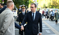Le Premier ministre français, M. Lecornu, rend visite aux fonctionnaires du commissariat de la police nationale de L'Hay-les-Roses