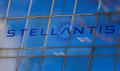Le logo de Stellantis trône sur le bâtiment de l'entreprise à Poissy