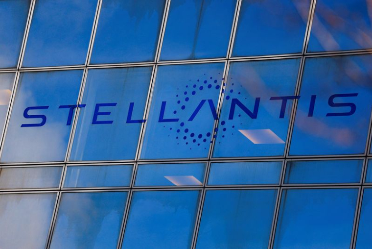 Le logo de Stellantis trône sur le bâtiment de l'entreprise à Poissy