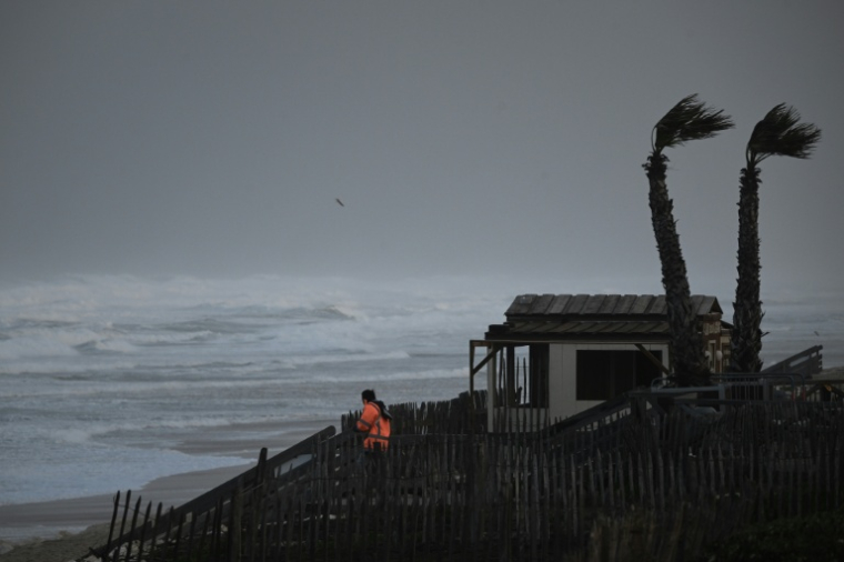 Forte houle et rafales de vent sous l'effet de la tempête Benjamin à Lacanou, le 23 octobre 2025 en Gironde ( AFP / Philippe LOPEZ )