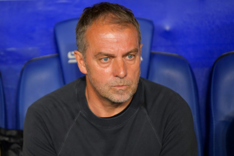 L'entraîneur allemand du FC Barcelone Hansi Flick looks lors du derby catalan contre l'Espanyol Barcelone le 15 mai 2025 à Cornella de Llobregat ( AFP / MANAURE QUINTERO )