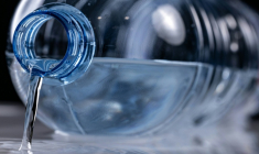 Sous la pression des élus, le gouvernement renonce à imposer la consigne des bouteilles plastiques ( AFP / JOEL SAGET )