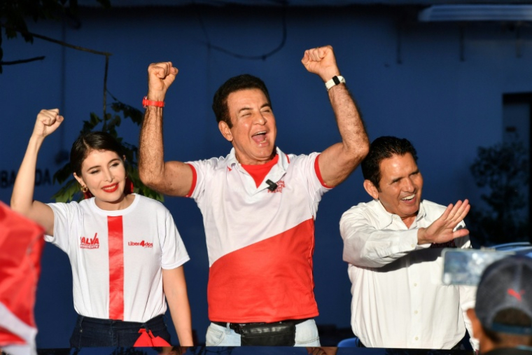 Salvador Nasralla, au centre, aux côtés de son épouse Iroshka Elvir, à gauche, et du candidat à la mairie de Tegucigalpa Eliseo Castro, à droite, à Tegucigalpa, le 22 novembre 2025 ( AFP / Orlando SIERRA )