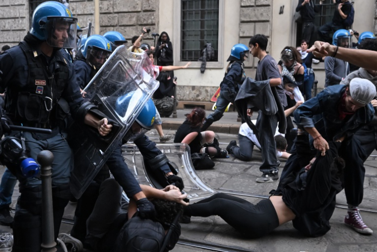 Heurts entre police et manifestants le 17 octobre 2026, à Milan en Italie ( AFP / Piero CRUCIATTI )