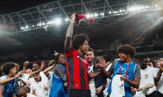 La belle image de Dante avec son fils après son dernier match