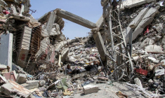 Les décombres d'un immeuble résidentiel détruit par des frappes israéliennes dans le nord de la bande de Gaza