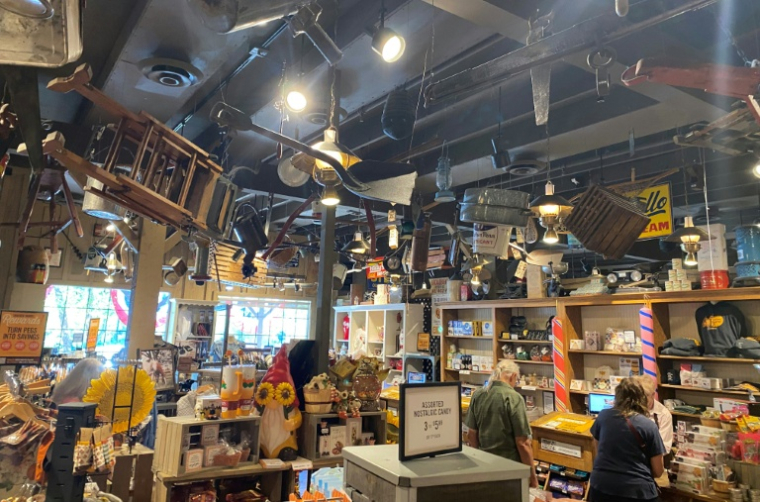 Clients dans le Cracker Barrel à Mount Arlington, New Jersey, le 22 août 2025 ( AFP / Gregory WALTON )