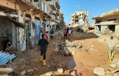 Des membres du Croissant-Rouge libyen d'Ajdabiya à Derna