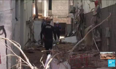 "Silence!": les secouristes à la recherche de survivants après les inondations à Derna