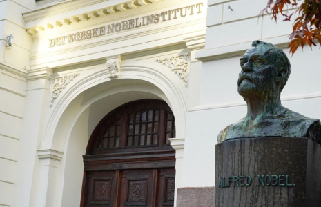 Une statue d'Alfred Nobel à l'extérieur de l'Institut Nobel norvégien, à Oslo