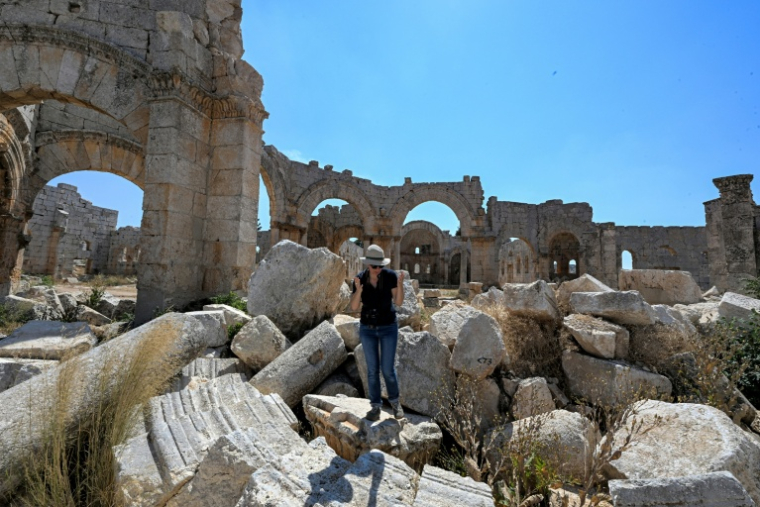 L'archéologue Micheline Kurdy, de l'Institut français du Proche-Orient (IFPO), visite les ruines de l'église Saint-Siméon, datant du Ve siècle, à une trentaine de kilomètres au nord-ouest d'Alep, dans le nord de la Syrie, le 18 juillet 2026  ( AFP / LOUAI BESHARA )