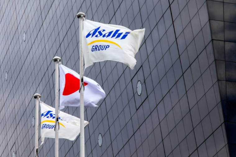 Les drapeaux de l'entreprise japonaise Asahi Group Holdings flottent devant son siège à Tokyo, au Japon, le 30 septembre 2025 ( AFP / Kazuhiro NOGI )