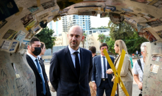Le ministre des Affaires étrangères Jean-Noël Barrot sur la place des Otages à Tel-Aviv le 7 octobre 2026, en Israël ( AFP / Jack GUEZ )