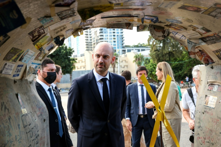 Le ministre des Affaires étrangères Jean-Noël Barrot sur la place des Otages à Tel-Aviv le 7 octobre 2026, en Israël ( AFP / Jack GUEZ )