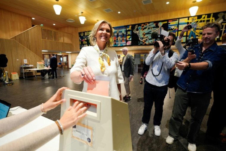 La cheffe du Parti du progrès, Sylvi Listhaug, vote à Oslo, le 8 septembre 2025 lors des législatives en Norvège ( NTB / Lise Åserud )