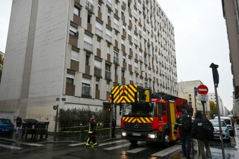 Un camion de pompiers près d'un immeuble résidentiel où s'est déclaré un incendie, le 20 octobre 2025 à Lyon, dans le Rhône ( AFP / JEAN-PHILIPPE KSIAZEK )