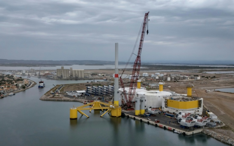 Vue aérienne d'une éolienne semi-achevée du parc pilote Eoliennes Flottantes du Golfe du Lion, en construction à Port-la-Nouvelle, près de Perpignan, le 2 juin 2025 dans l'Aude ( AFP / Ed JONES )