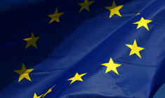 Un drapeau de l'Union européenne flotte devant le siège de la Commission européenne à Bruxelles