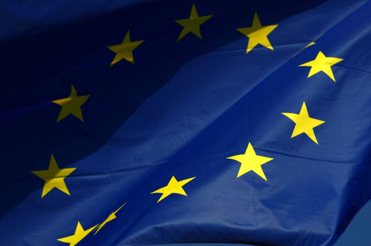 Un drapeau de l'Union européenne flotte devant le siège de la Commission européenne à Bruxelles