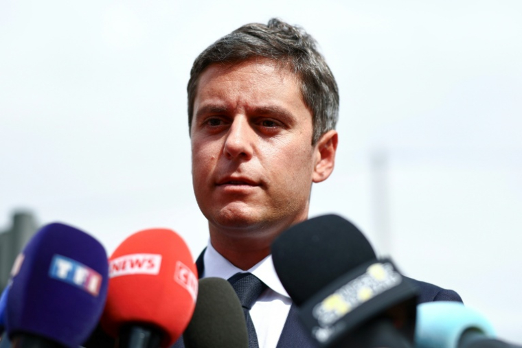 Gabriel Attal, secrétaire général de Renaissance et candidat à la  présidentielle de 2027, s'adresse aux journalistes  à la foire agricole de Châlons-en-Champagne, le 30 août 2026 dans la Marne ( AFP / Sameer AL-DOUMY )