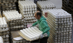 Un ouvrier transporte des tasses dans l'entrepôt de l'usine Portmeirion à Stoke-on-Trent