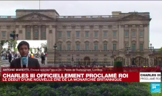 Devant le palais de Buckingham, la foule attend avec impatience l'arrivée du roi Charles III