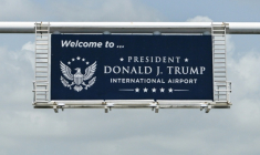Un panneau à l'entrée de l'aéroport de West Palm Beach, le 9 juillet 2026 ( AFP / CHANDAN KHANNA )