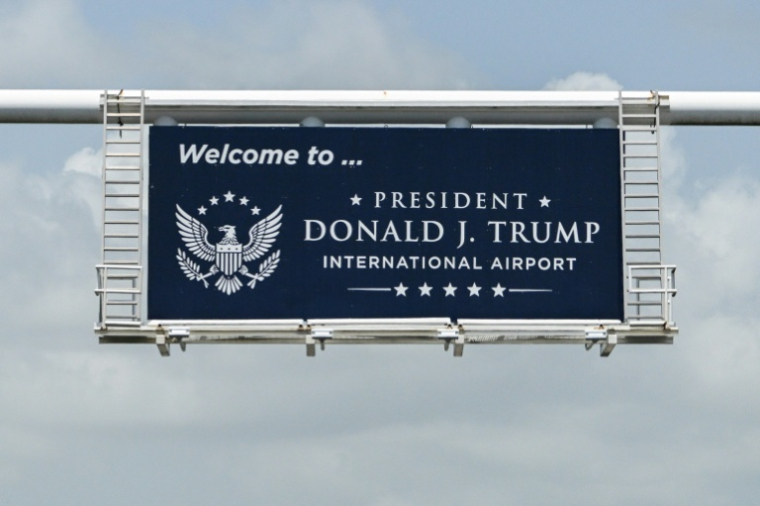 Un panneau à l'entrée de l'aéroport de West Palm Beach, le 9 juillet 2026 ( AFP / CHANDAN KHANNA )