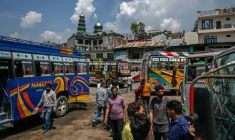 Des habitants à la gare routière de Poonch, où le calme est revenu après le cessez-le-feu avec le Pakistan, le 11 mai 2025 en Inde ( AFP / Punit PARANJPE )
