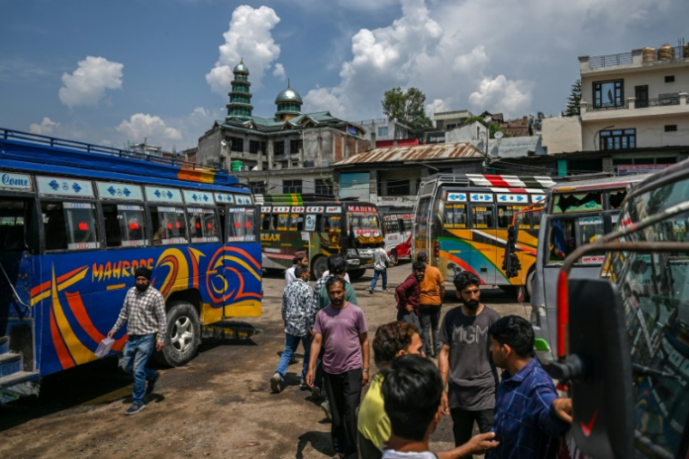Des habitants à la gare routière de Poonch, où le calme est revenu après le cessez-le-feu avec le Pakistan, le 11 mai 2025 en Inde ( AFP / Punit PARANJPE )