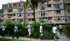 Des jeunes en cure de désintoxication dans le centre évangélique "Casa de Rescate" spécialisé dans l'accueil de toxicomanes, se retrouvent dans un quartier de La Havane, le 25 août 2025 ( AFP / Yamil LAGE )