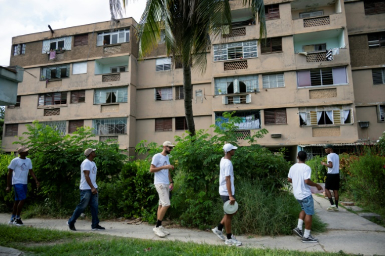 Des jeunes en cure de désintoxication dans le centre évangélique "Casa de Rescate" spécialisé dans l'accueil de toxicomanes, se retrouvent dans un quartier de La Havane, le 25 août 2025 ( AFP / Yamil LAGE )