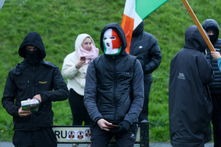 Des manifestants rassemblés à Portadown, en Irlande du Nord, contre le passage d'une marche protestante pro-britannique autorisée pour la première fois depuis 1997 en plein quartier catholique, le 27 septembre 2026  ( AFP / Paul Faith )