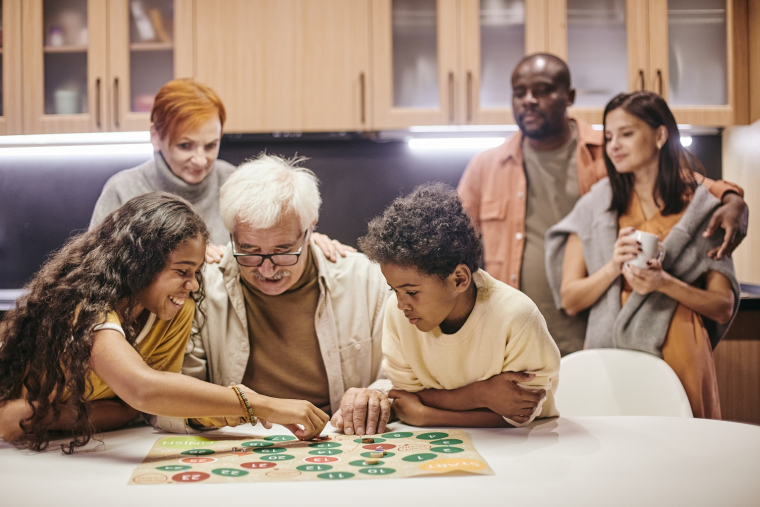 Jeux de sociétés pour soirées cocooning en famille réussies !