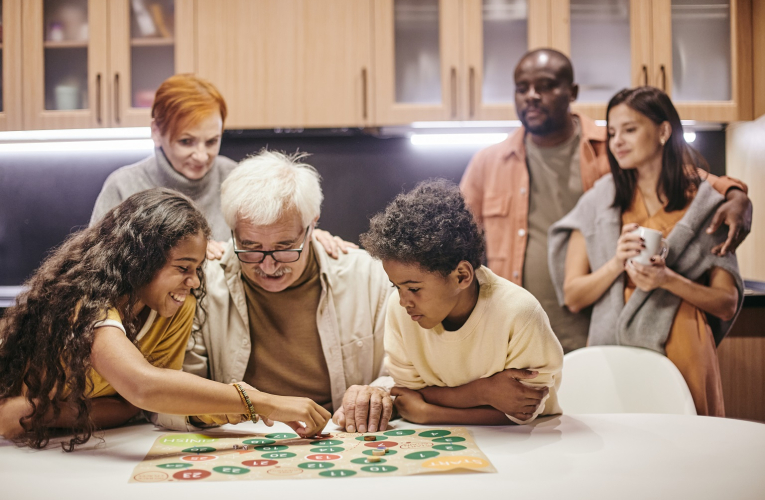 Jeux de sociétés pour soirées cocooning en famille réussies !