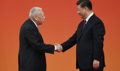 Le président chinois Xi Jinping (d) et l’ancien chef de l’exécutif de Hong Kong, Tung Chee-hwa, lors d’une cérémonie au Grand Palais du Peuple à Pékin, le 29 septembre 2019 ( AFP / GREG BAKER )