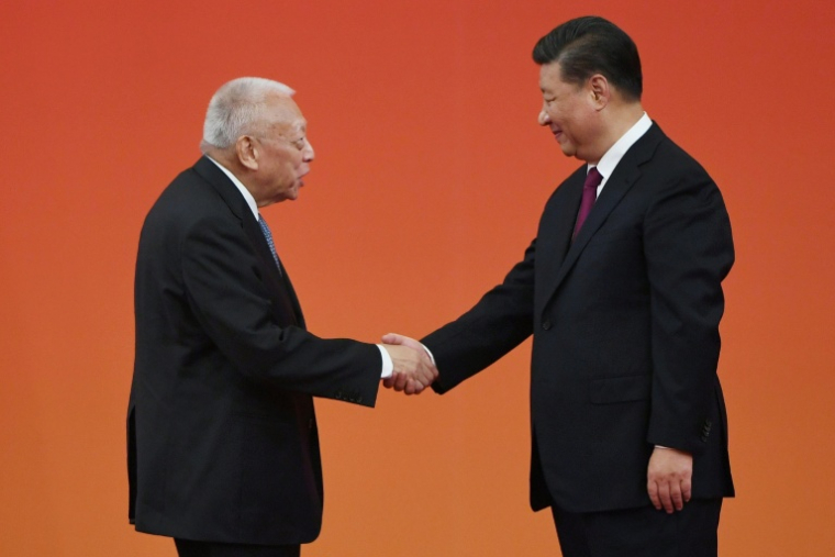Le président chinois Xi Jinping (à droite) serre la main de l’ancien chef de l’exécutif de Hong Kong, Tung Chee-hwa (gauche), lors d’une cérémonie au Grand Palais du Peuple à Pékin, le 29 septembre 2019 ( AFP / GREG BAKER )
