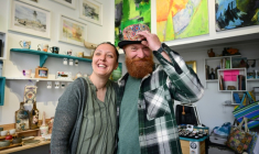 La bijoutière Roxana Saraev et son mari Claudiu dans leur boutique à Sulina le 9 mai 2026 en Roumanie ( AFP / Daniel MIHAILESCU )