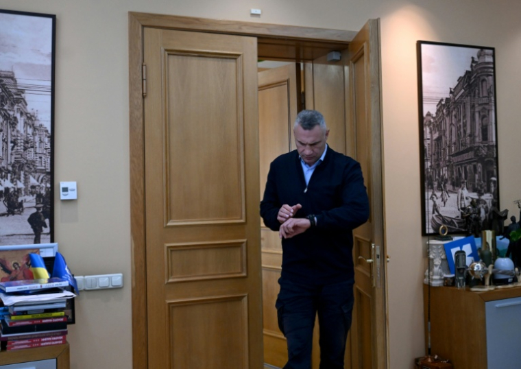 Le maire de Kiev Vitali Klitschko dans son bureau, avant une interview avec l'AFP le 8 octobre 2026 ( AFP / Sergei SUPINSKY )
