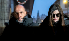 Jacques et Jessica Moretti arrivent pour une audition à Sion, en Suisse, le 9 janvier 2026 ( AFP / Fabrice COFFRINI )