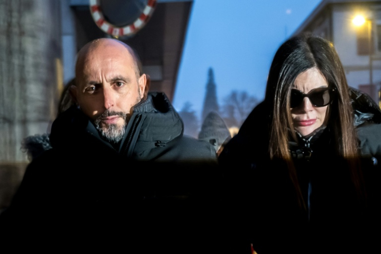 Les propriétaires du bar Le Constellation, Jacques et Jessica Moretti, arrivent le 9 janvier 2026 à Sion, en Suisse, pour être entendus par la justice ( AFP / Fabrice COFFRINI )