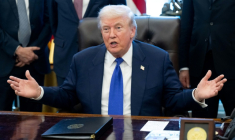 Le président américain Donald Trump dans le bureau ovale de la Maison Blanche, le 2 février 2026 à Washington ( AFP / SAUL LOEB )