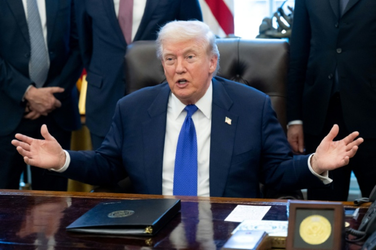 Le président américain Donald Trump dans le bureau ovale de la Maison Blanche, le 2 février 2026 à Washington ( AFP / SAUL LOEB )