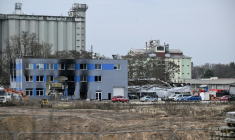 Des pompiers et des enquêteurs sur les lieux d'un incendie dans une usine du fabricant d'armes tchèque LPP Holding, le 20 mars 2026 à Pardubicde, en République tchèque ( AFP / Michal Cizek )