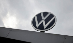 Un logo VW est photographié le jour de l'annonce de la suppression d'emplois et de la fermeture de quelques usines de Volkswagen AG, au siège de l'entreprise à Wolfsburg