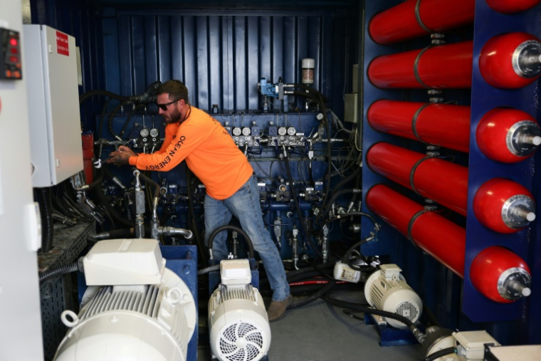 Ian Crichton, de C&S Welding, au port de Los Angeles à San Pedro, Californie le 26 août 2026 ( AFP / Patrick T. Fallon )