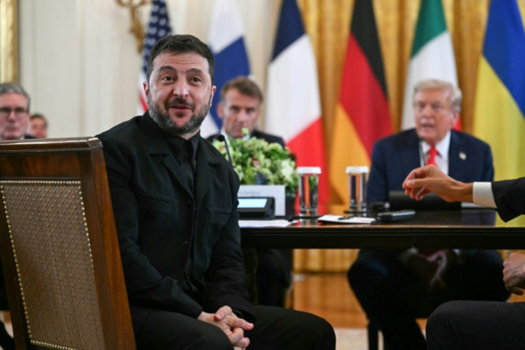Le président ukrainien Volodymyr Zelensky s'exprime à la Maison Blanche, sous les yeux des présidents français Emmanuel Macron et américain Donald Trump, le 18 août 2025 ( AFP / ANDREW CABALLERO-REYNOLDS )
